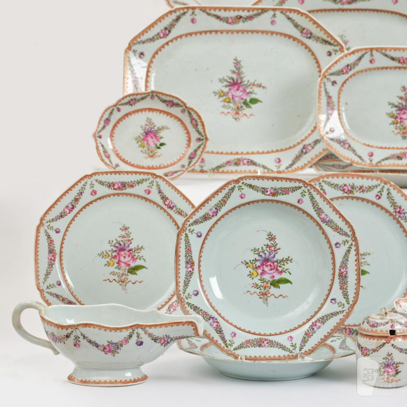An extensive famille rose dinner service, - 图3